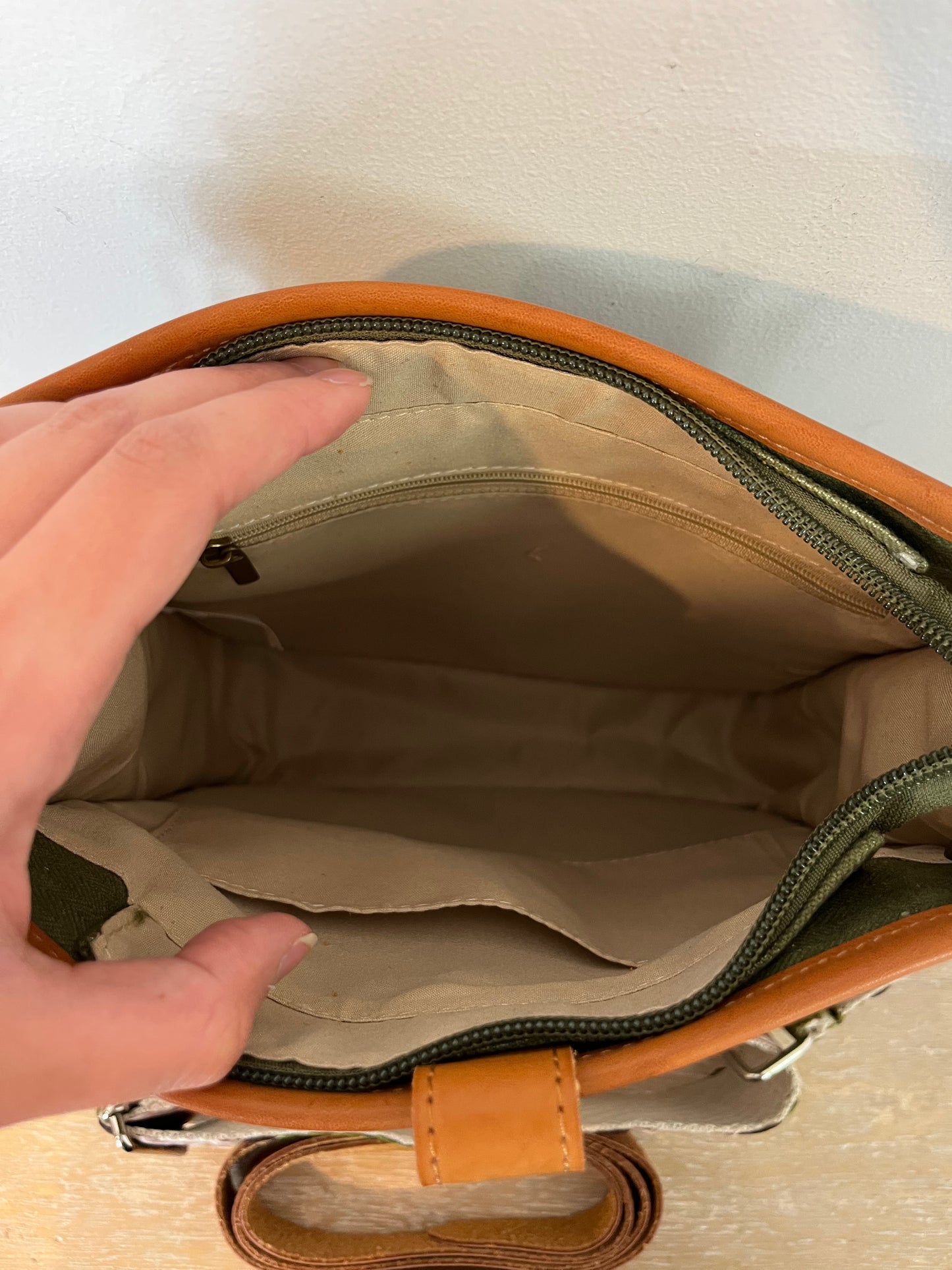 OTRAS. Bolso verde detalles asa