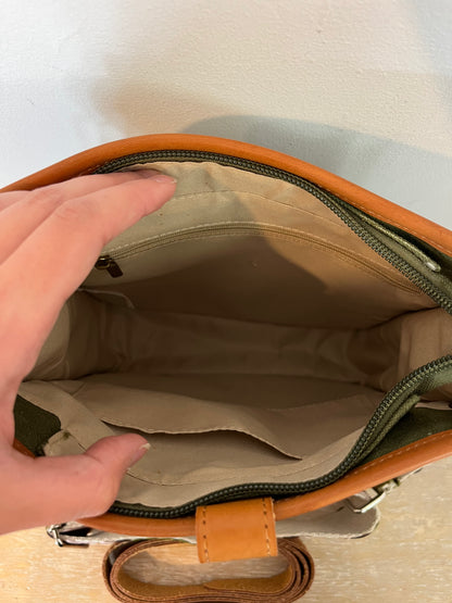 OTRAS. Bolso verde detalles asa