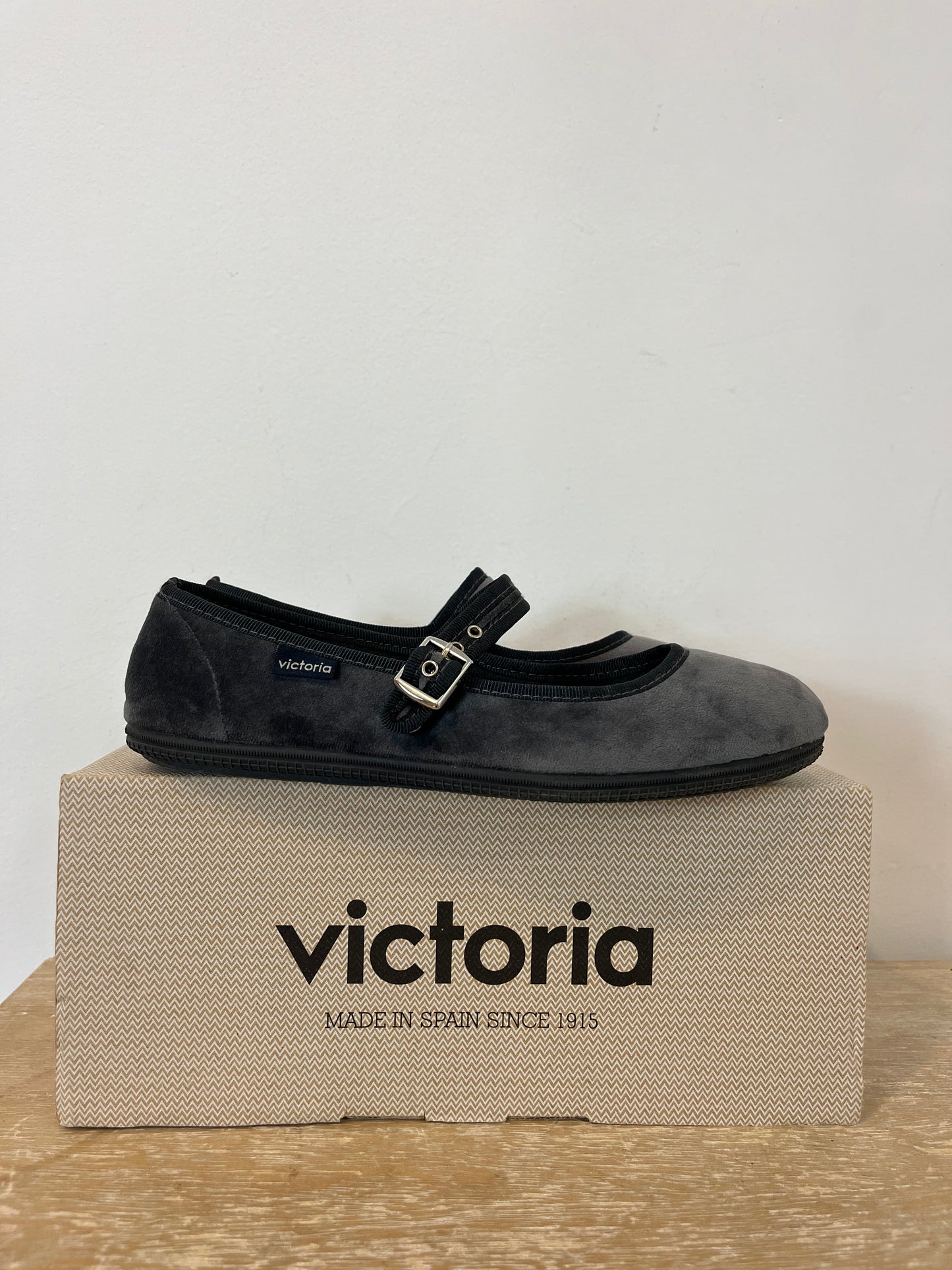 VICTORIA. Merceditas grises. T. 38