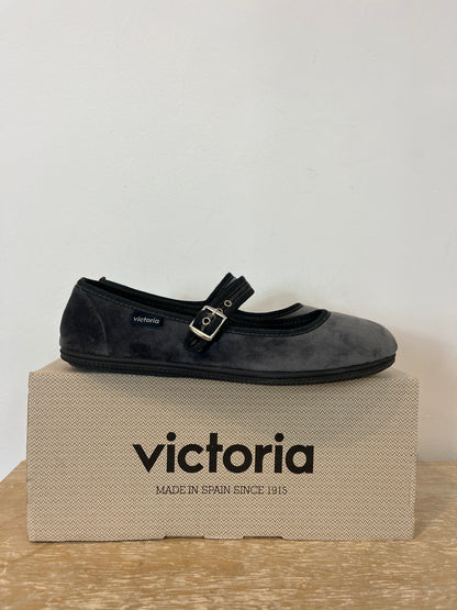 VICTORIA. Merceditas grises. T. 38