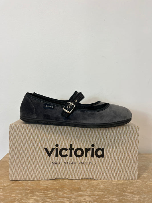 VICTORIA. Merceditas grises. T. 38