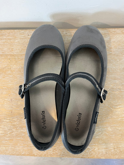 VICTORIA. Merceditas grises. T. 38