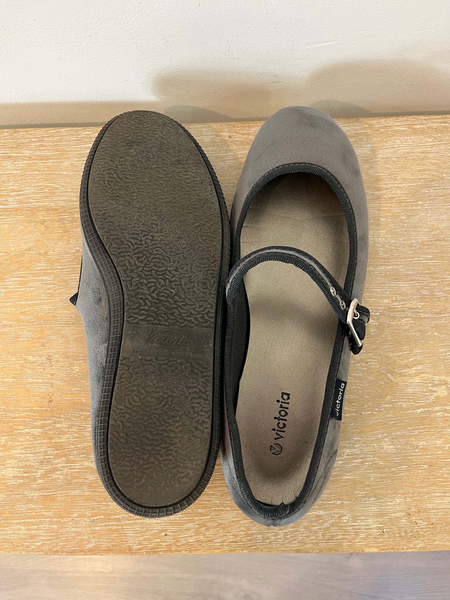 VICTORIA. Merceditas grises. T. 38