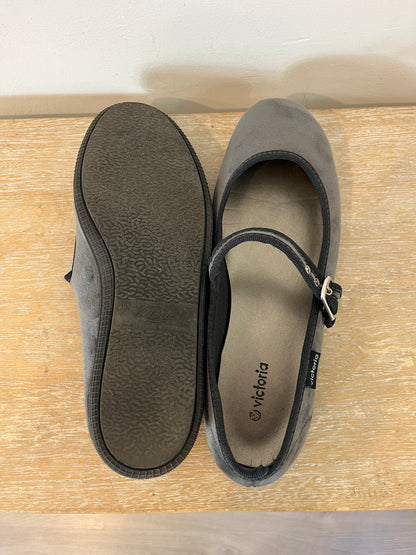 VICTORIA. Merceditas grises. T. 38