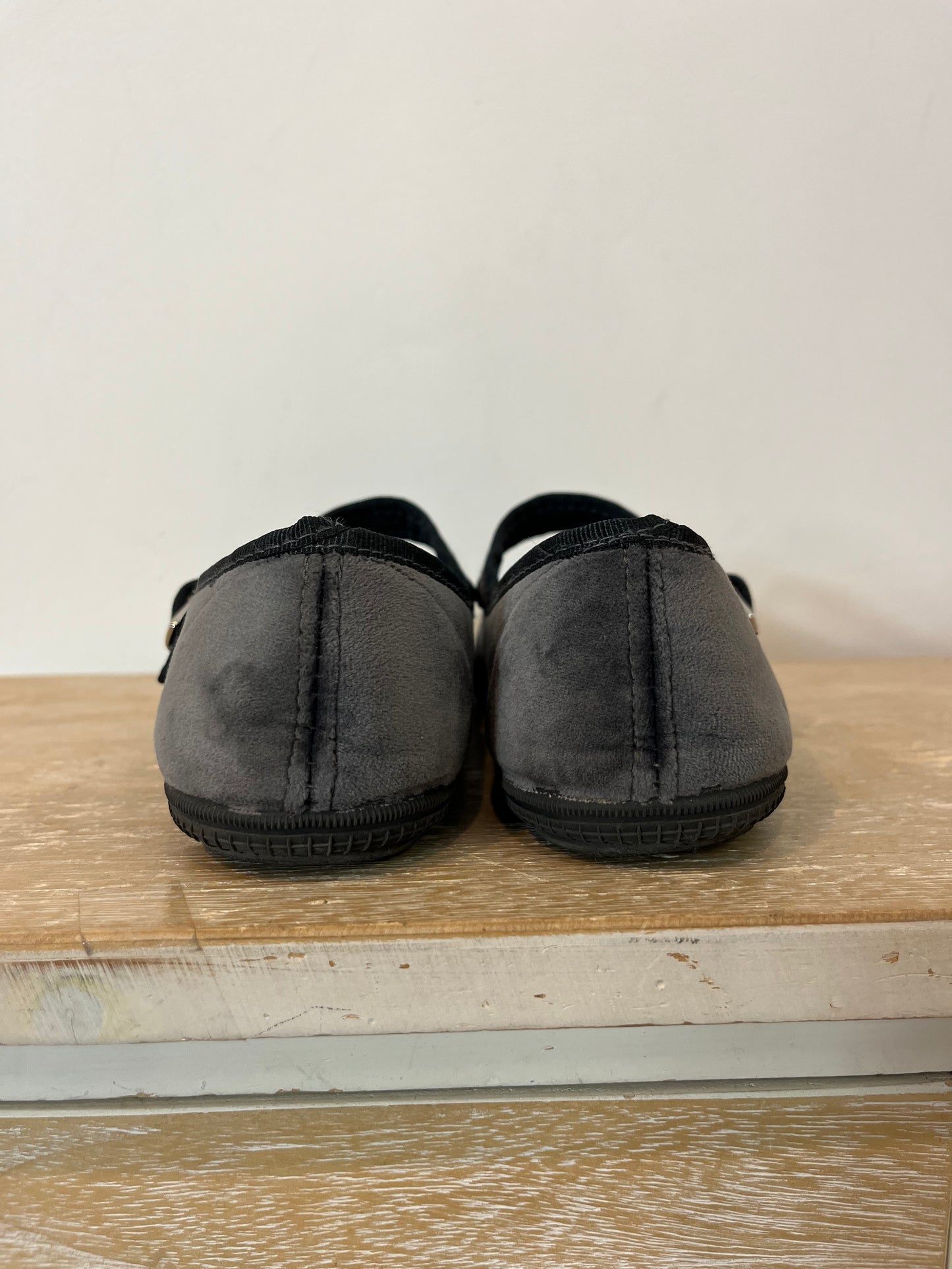 VICTORIA. Merceditas grises. T. 38