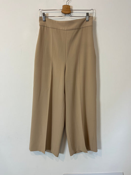 ZARA. Pantalón beige pinzas. T M
