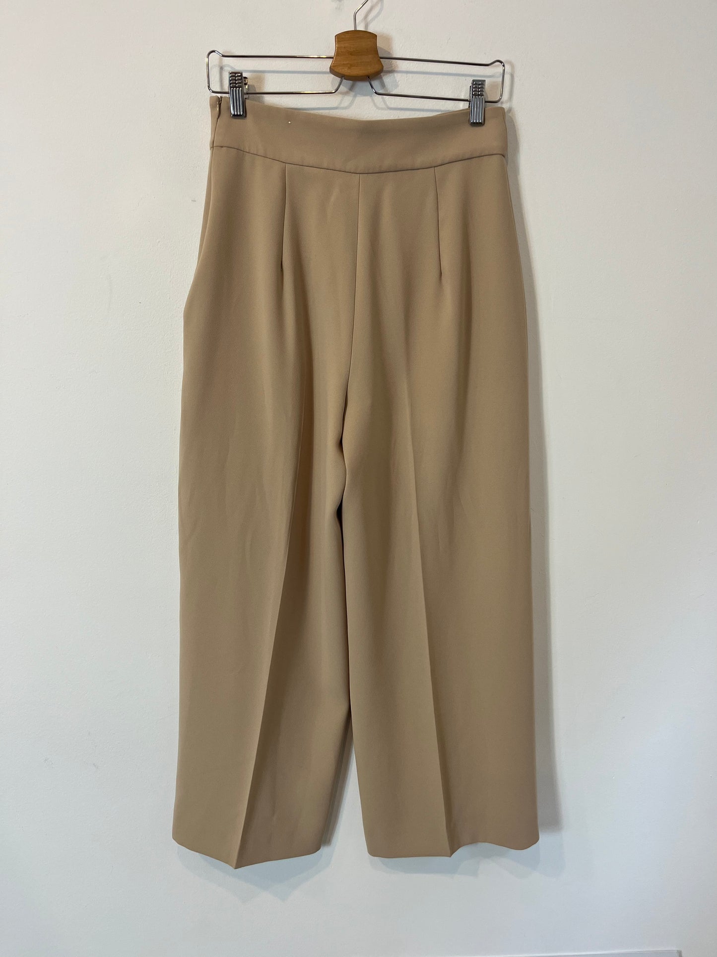 ZARA. Pantalón beige pinzas. T M