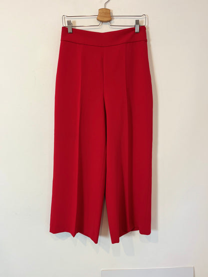 ZARA. Pantalón rojo pinzas. T M