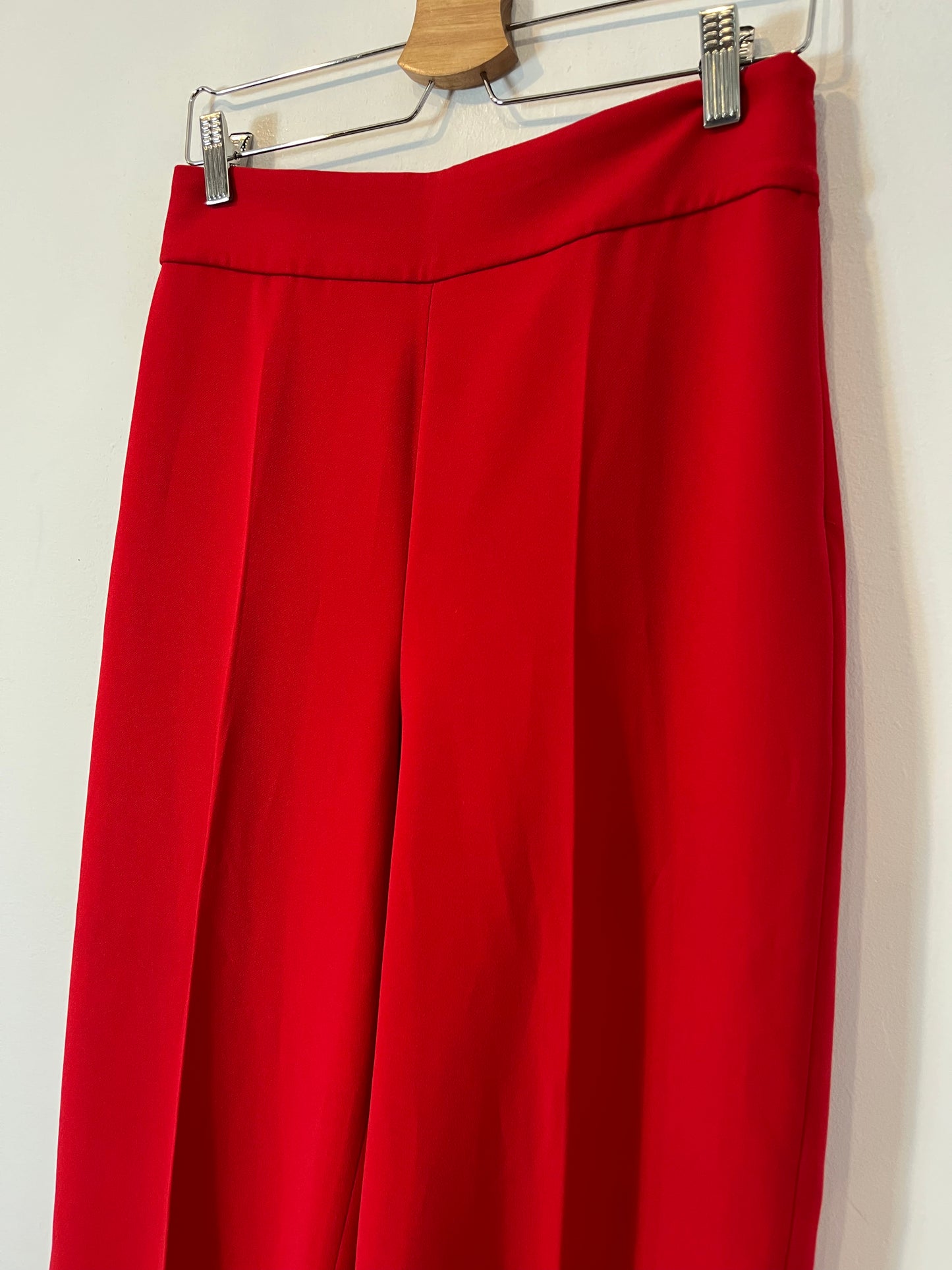 ZARA. Pantalón rojo pinzas. T M