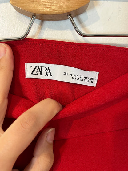 ZARA. Pantalón rojo pinzas. T M