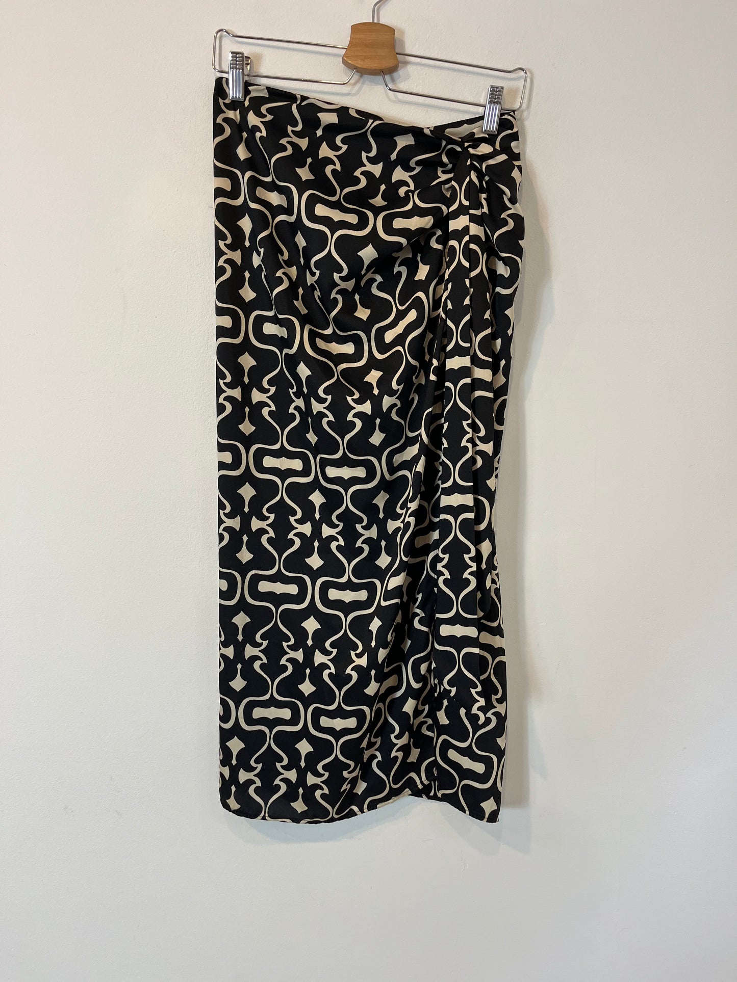 ZARA. Falda midi satinada nudo. T S