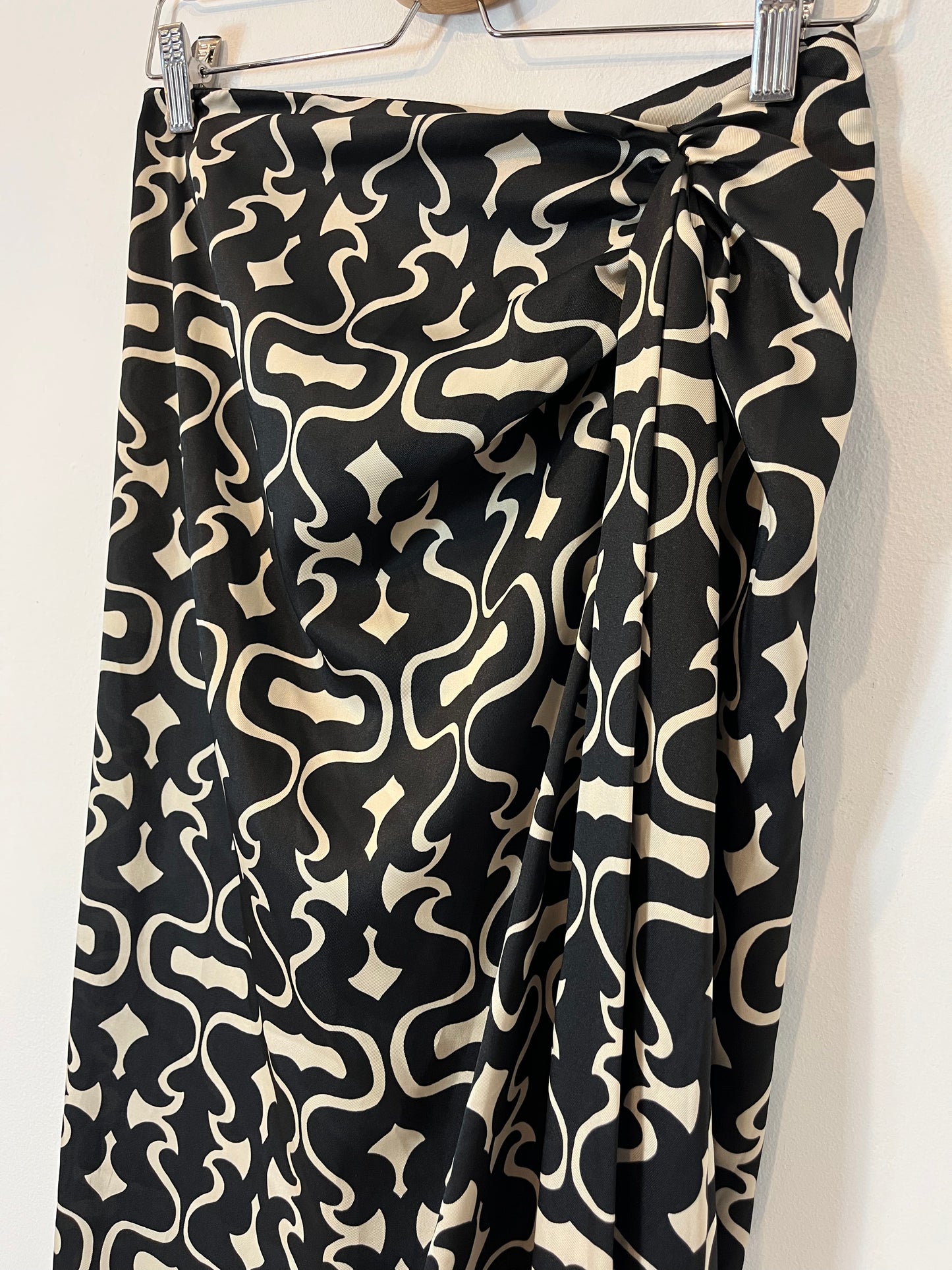 ZARA. Falda midi satinada nudo. T S