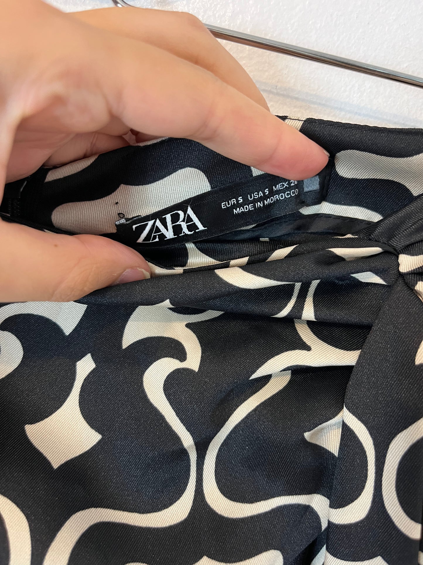 ZARA. Falda midi satinada nudo. T S