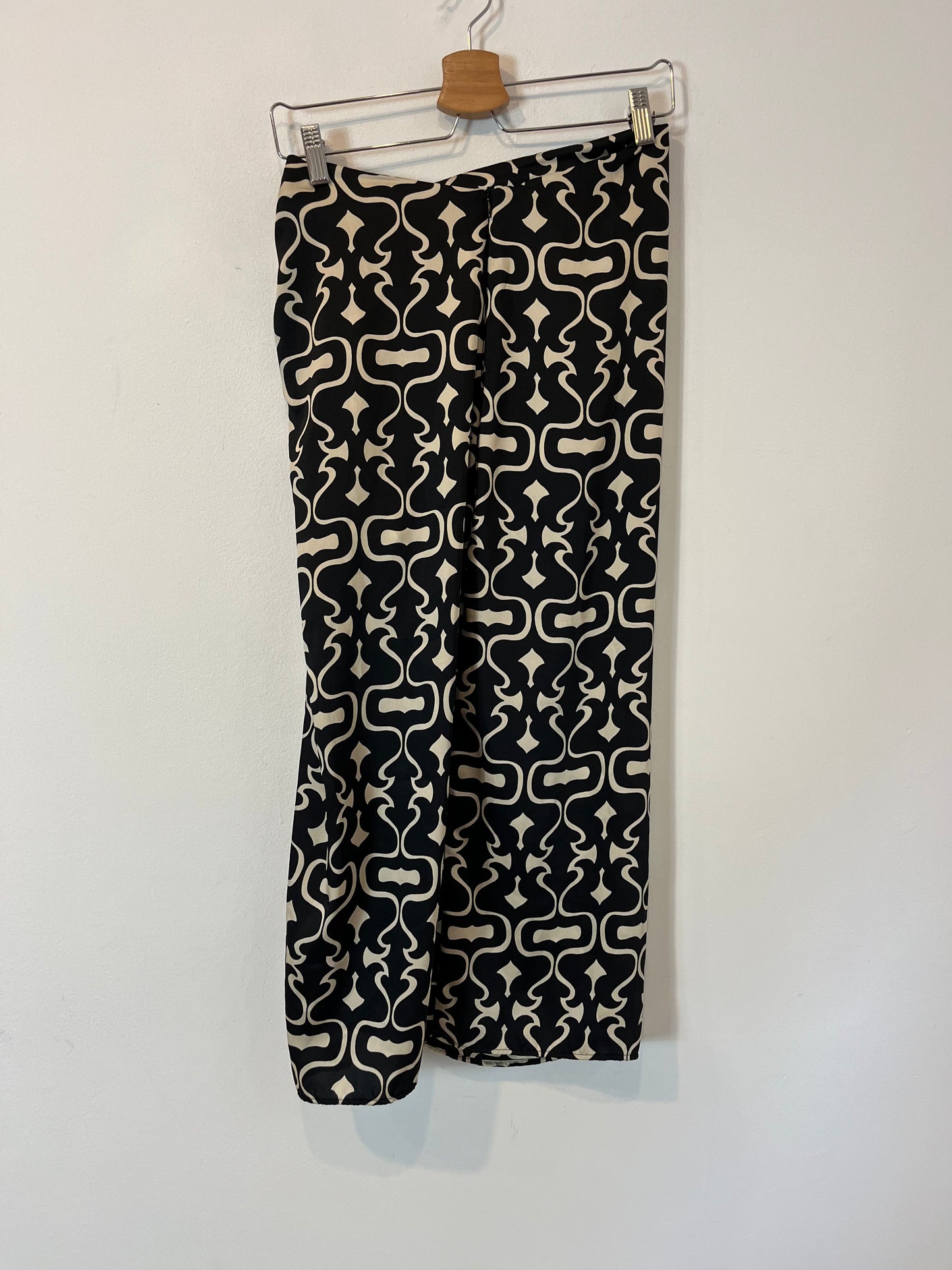 ZARA. Falda midi satinada nudo. T S