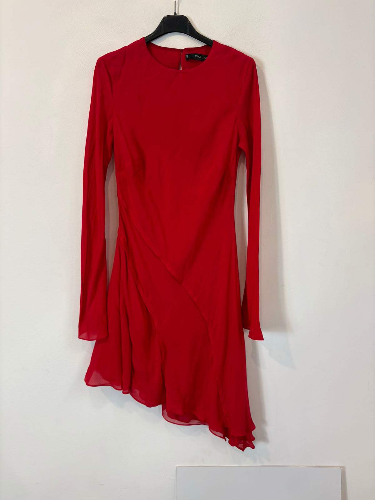 MANGO. Vestido rojo asimétrico fluido