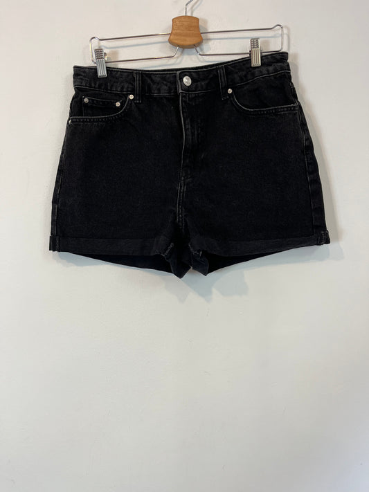 MANGO. Pantalón corto negro  T.40