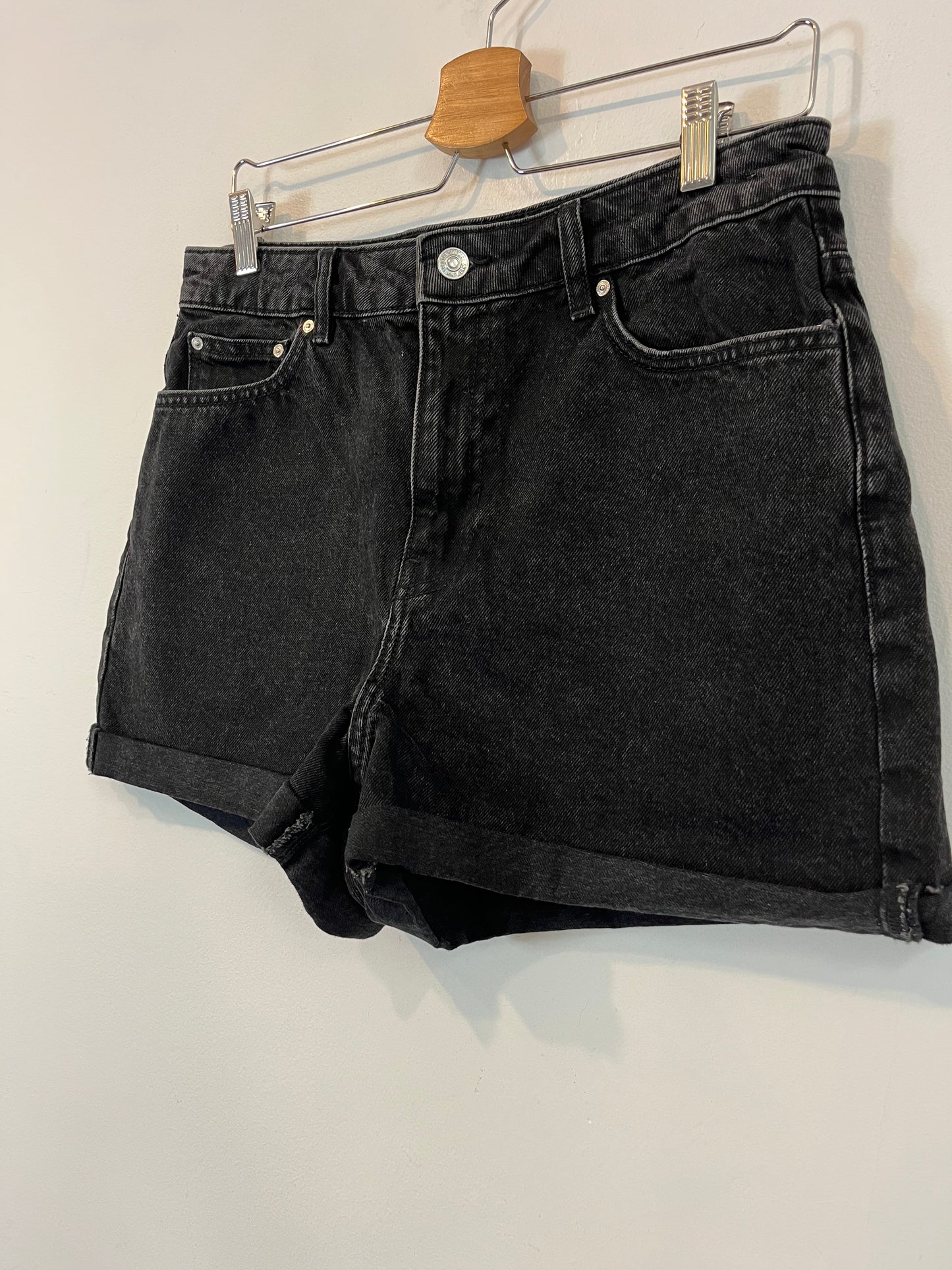 MANGO. Pantalón corto negro  T.40