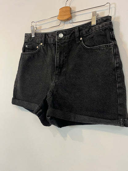 MANGO. Pantalón corto negro  T.40