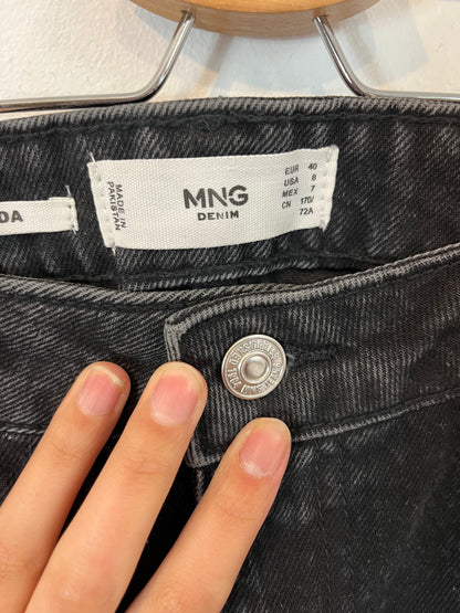 MANGO. Pantalón corto negro  T.40