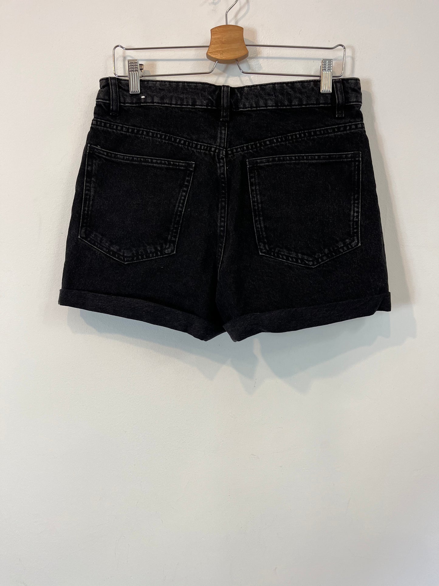 MANGO. Pantalón corto negro  T.40
