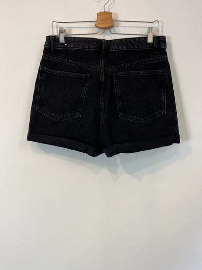 MANGO. Pantalón corto negro  T.40
