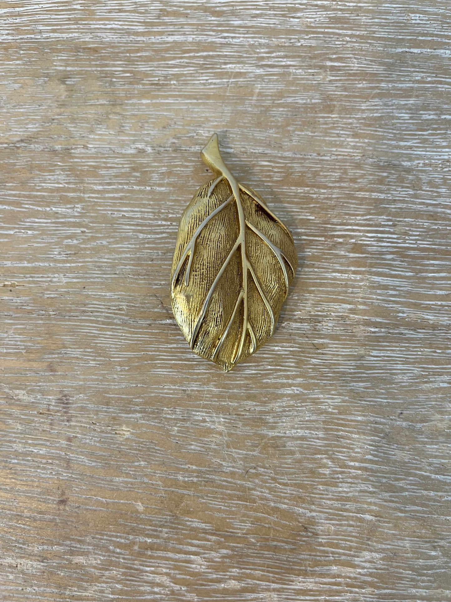 OTRAS. Broche dorado hoja