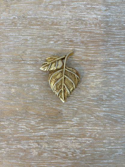 OTRAS. Broche dorados hojas