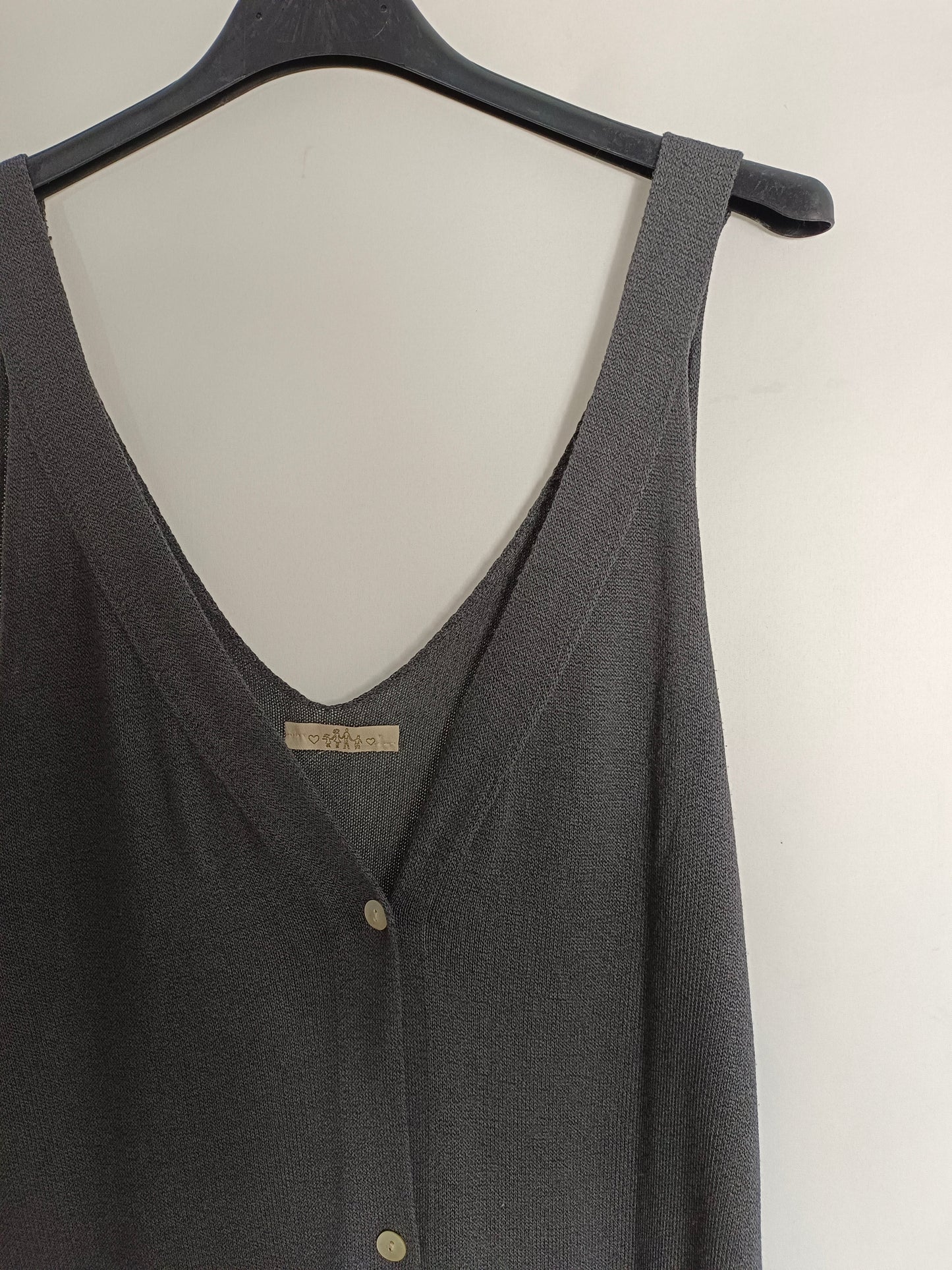 OTRAS. Top punto gris abotonado Tu(s/m)