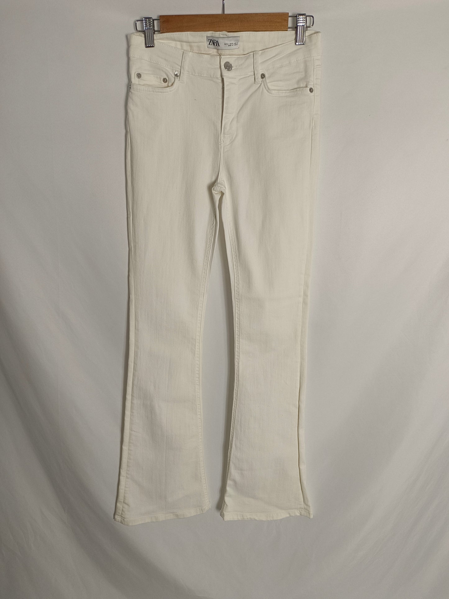 ZARA. Pantalón denim blanco campana T.34