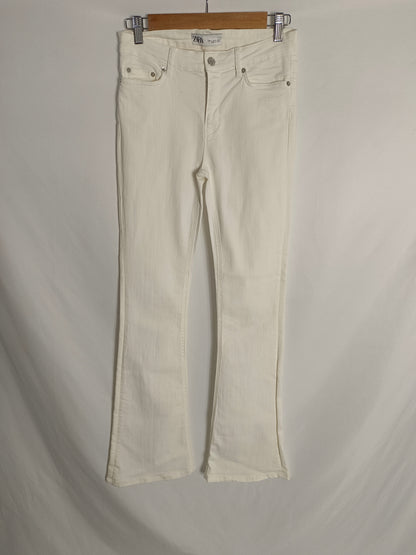 ZARA. Pantalón denim blanco campana T.34