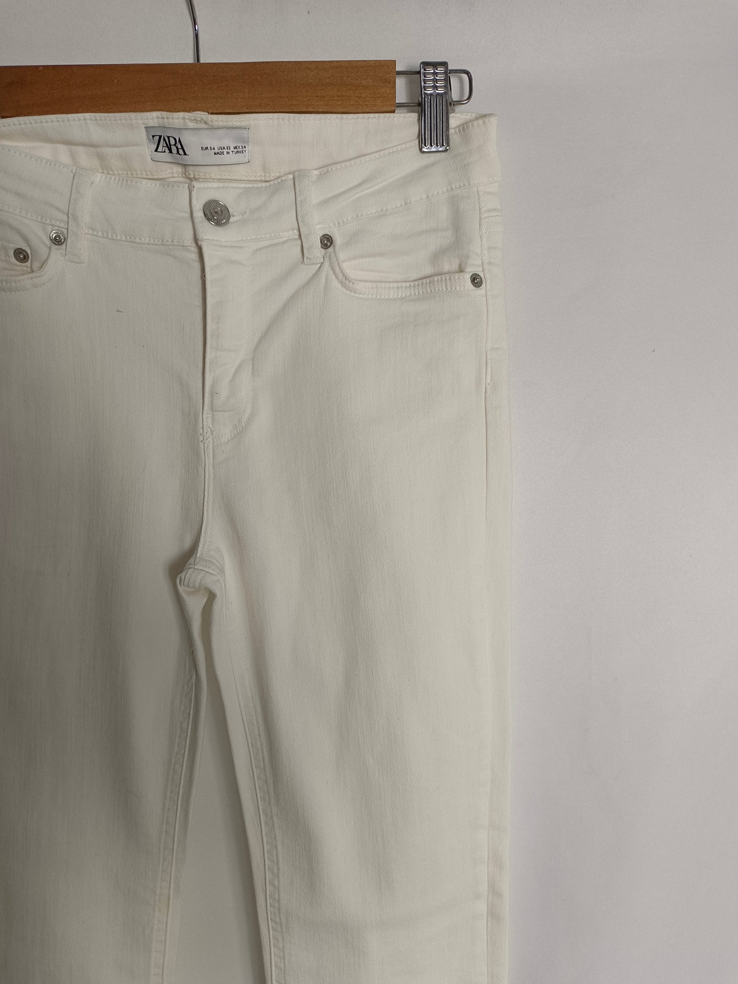 ZARA. Pantalón denim blanco campana T.34