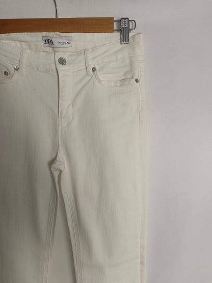 ZARA. Pantalón denim blanco campana T.34