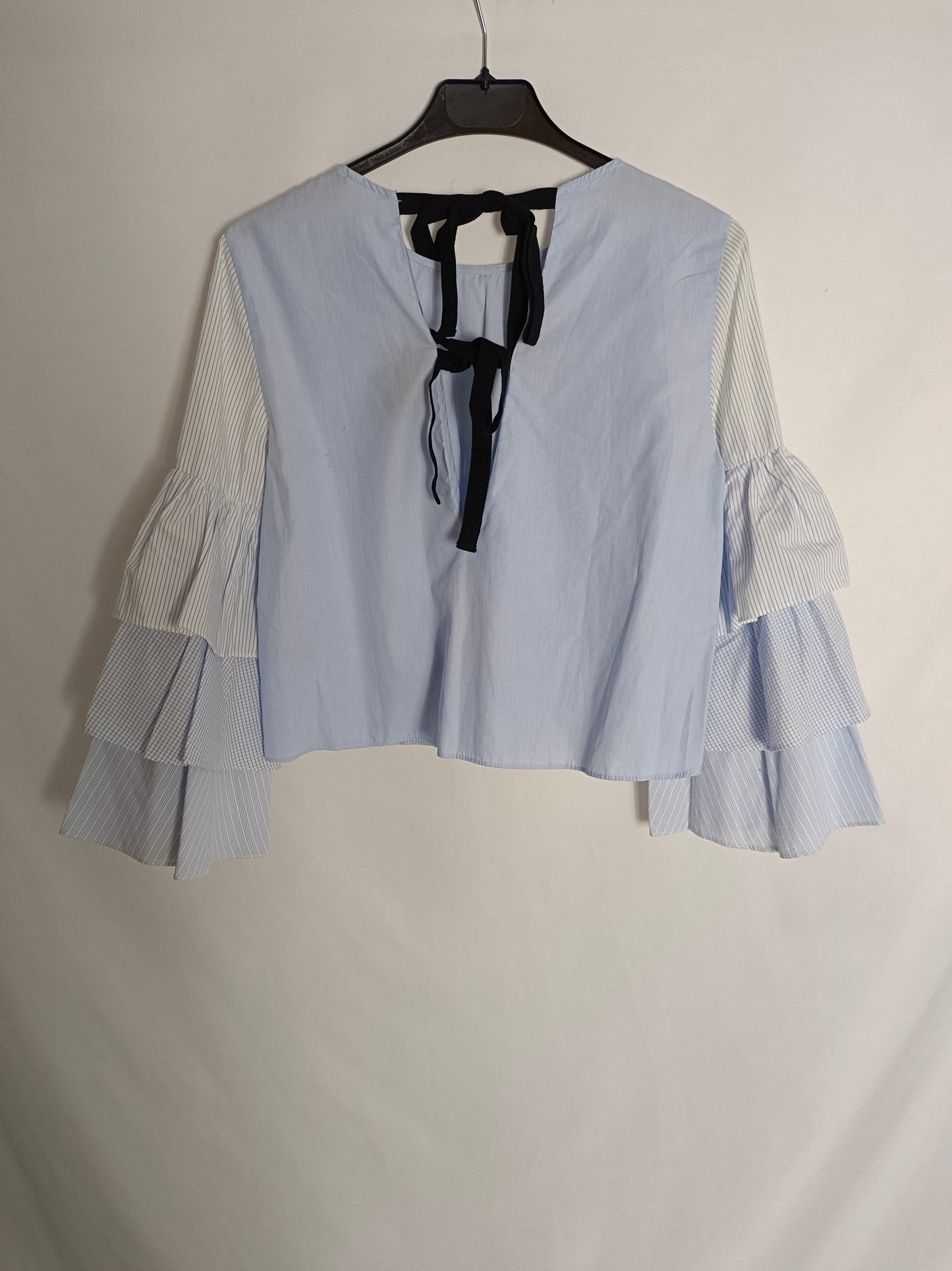 ZARA. Ruffled sleeve blouse T.xs