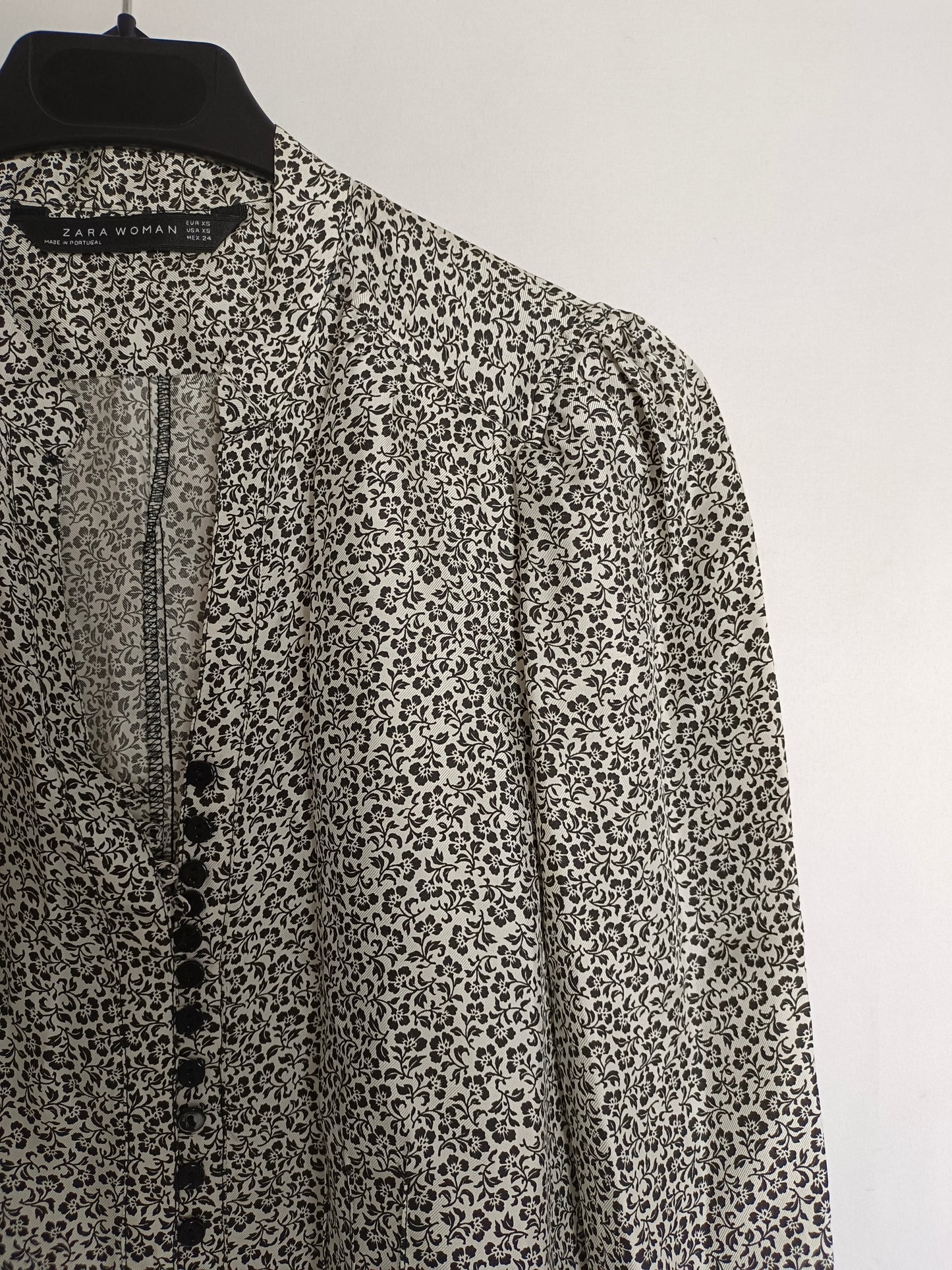 ZARA. White floral blouse T.xs