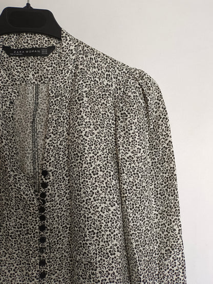 ZARA. White floral blouse T.xs