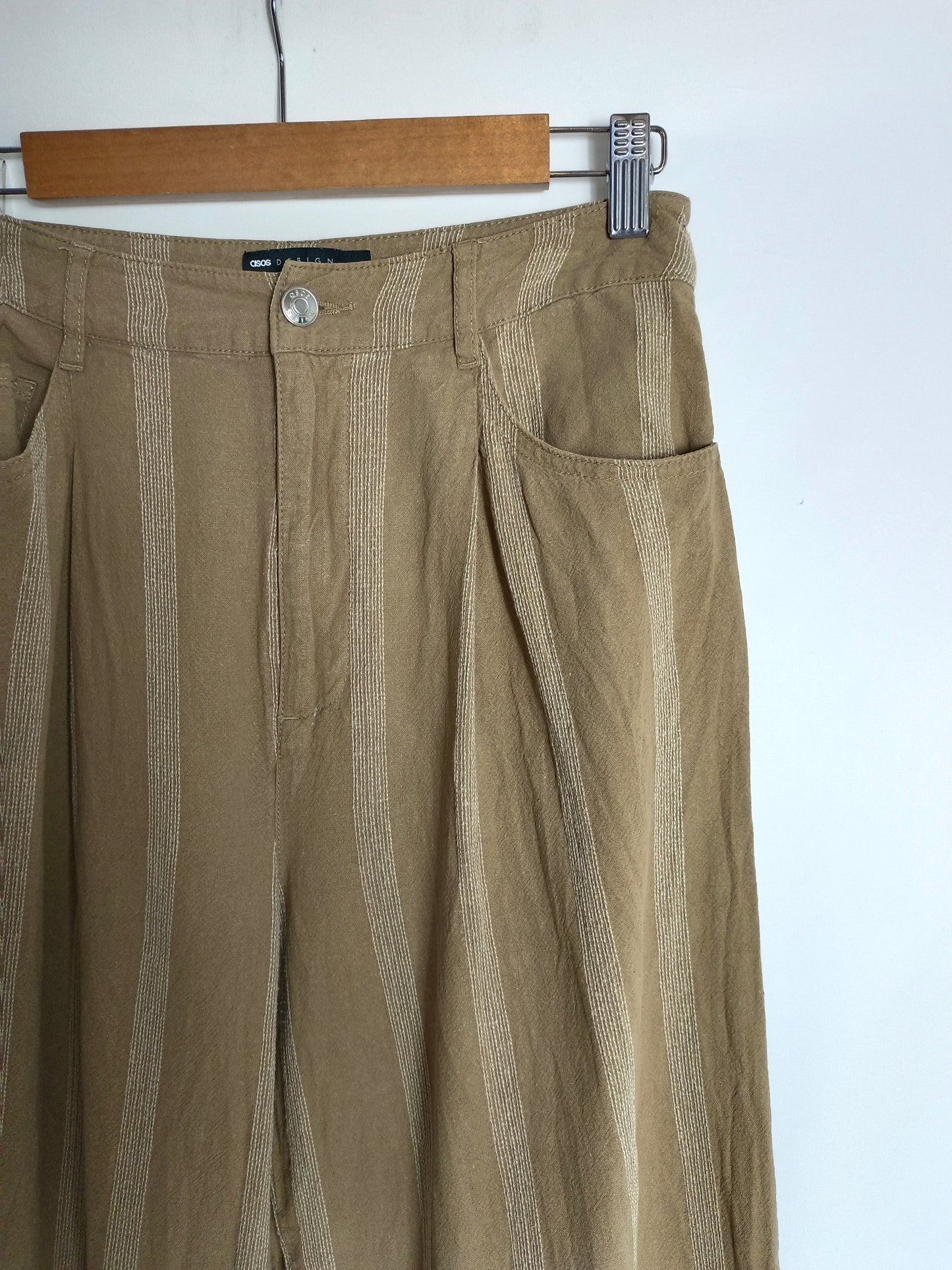 ASOS. Pantalón camel rayas T.38