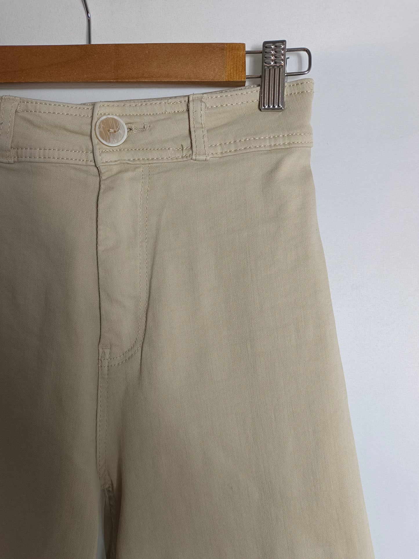 MANGO. Pantalón beige culotte T.s