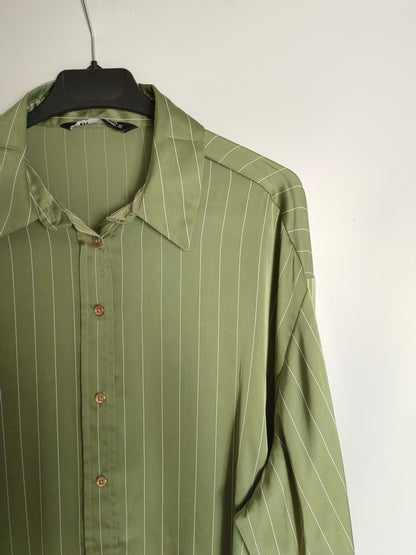 ZARA. Blusa verde oversized T.xs