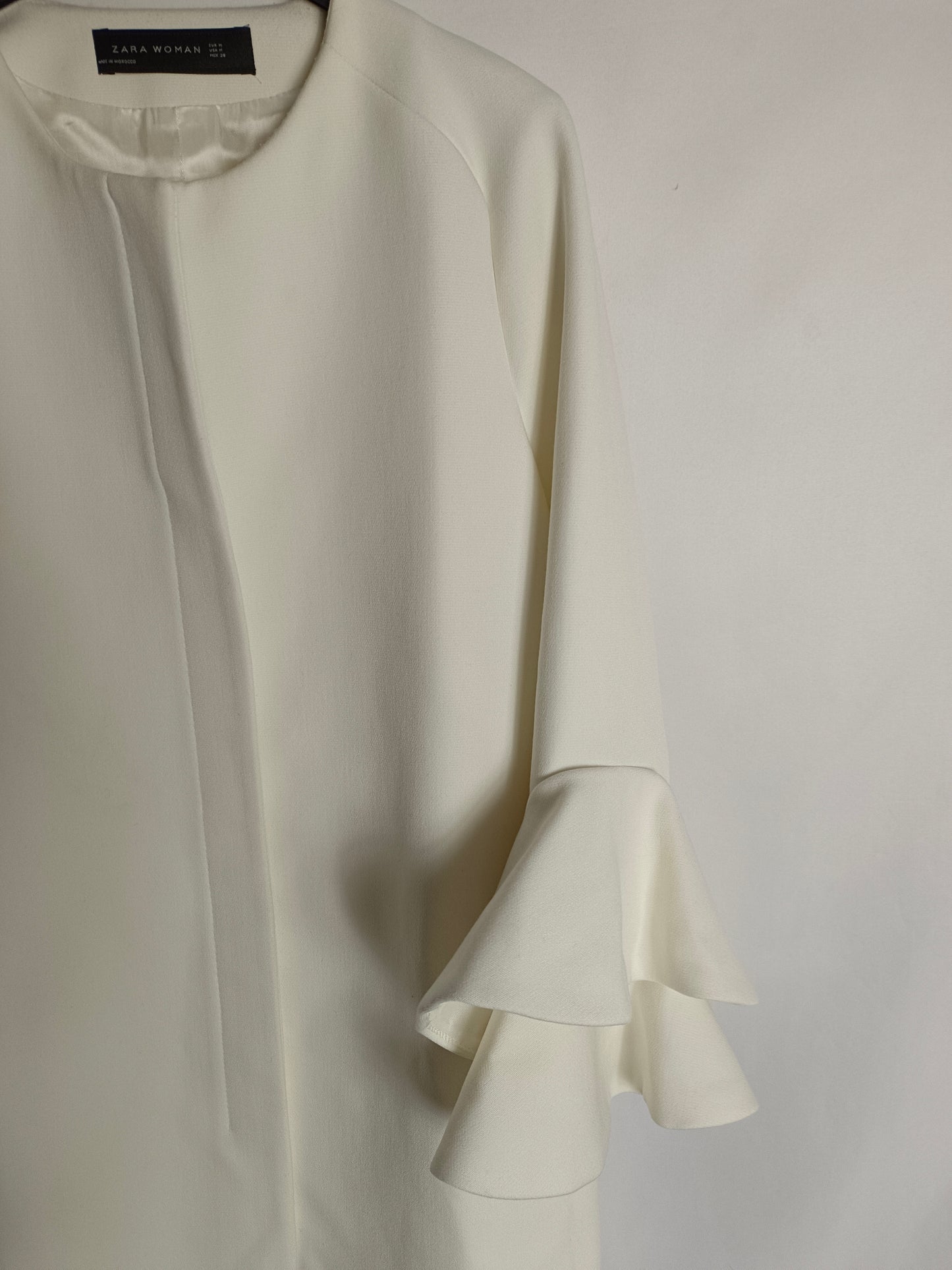 ZARA. Abrigo blanco volantes T.m