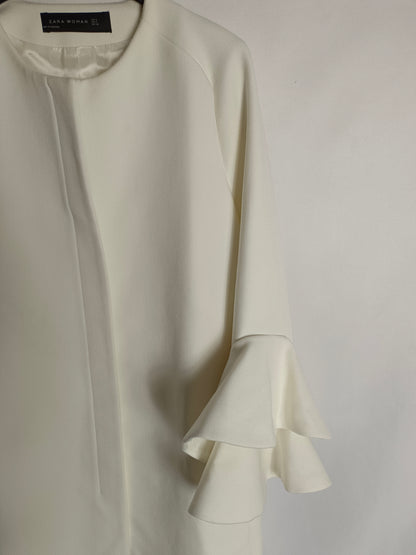 ZARA. Abrigo blanco volantes T.m