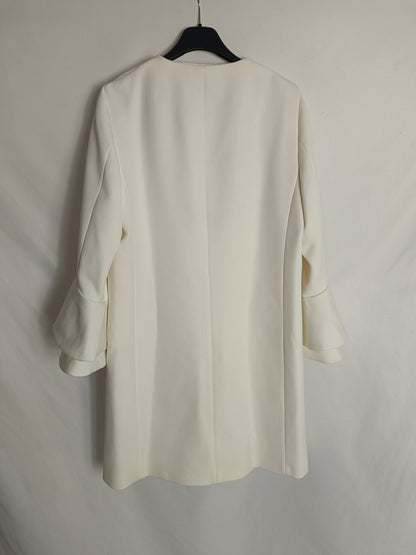 ZARA. Abrigo blanco volantes T.m