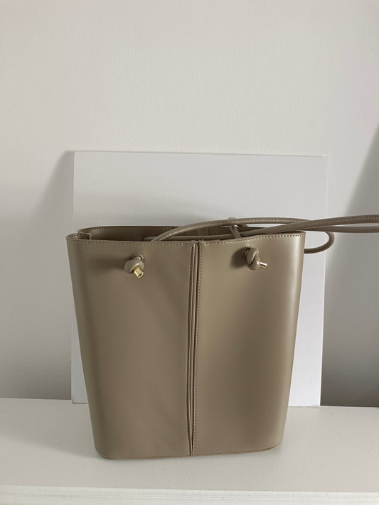 ZARA. Bolso beige polipiel