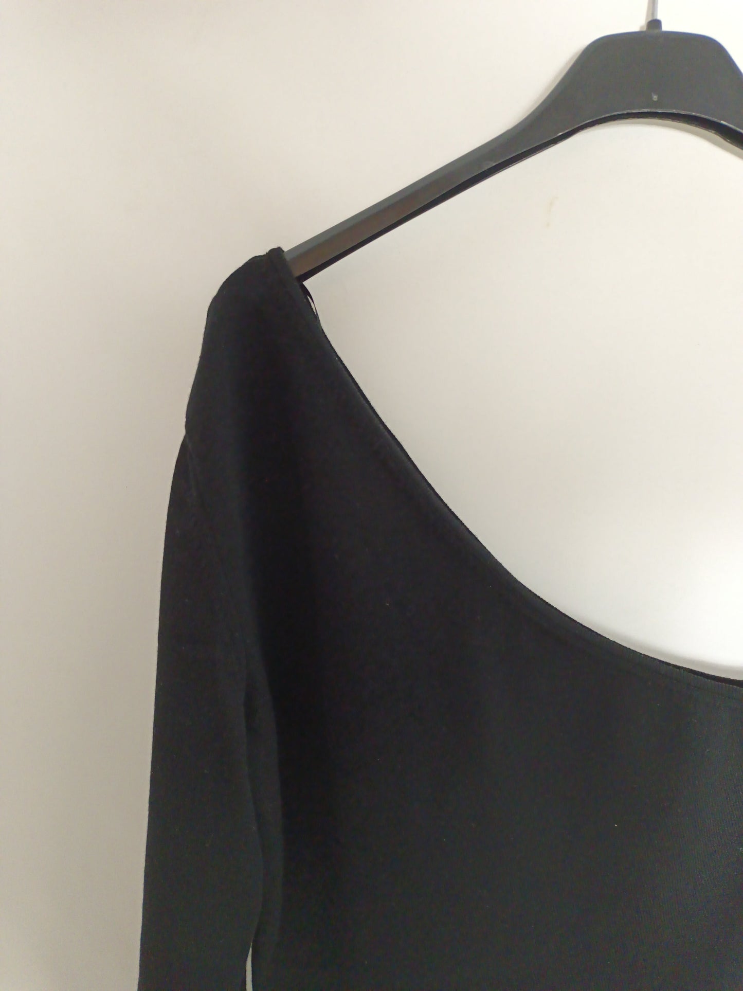 MASSIMO DUTTI. Top negro asimétrico T.l