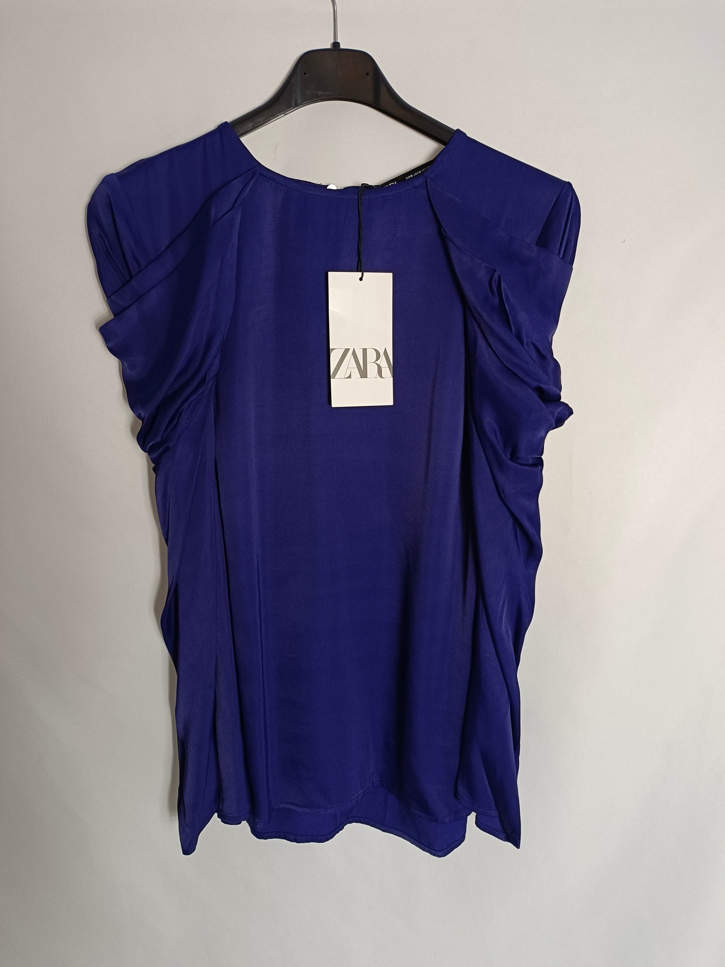ZARA. Blusa morada hombros T.s