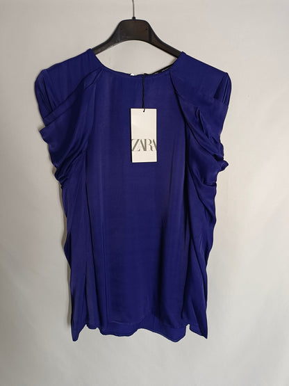 ZARA. Blusa morada hombros T.s