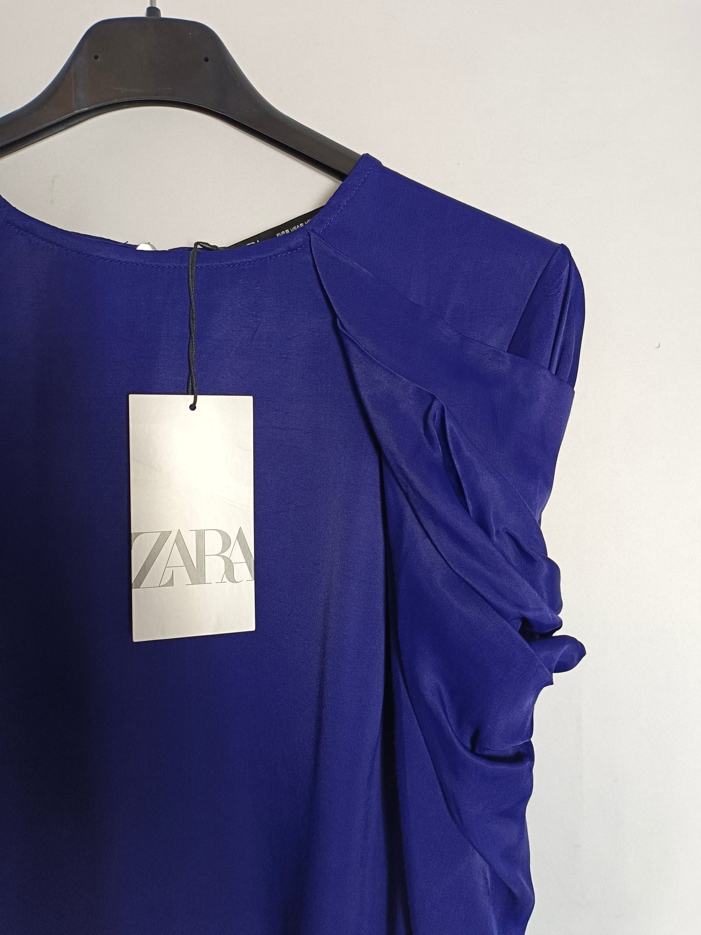 ZARA. Blusa morada hombros T.s