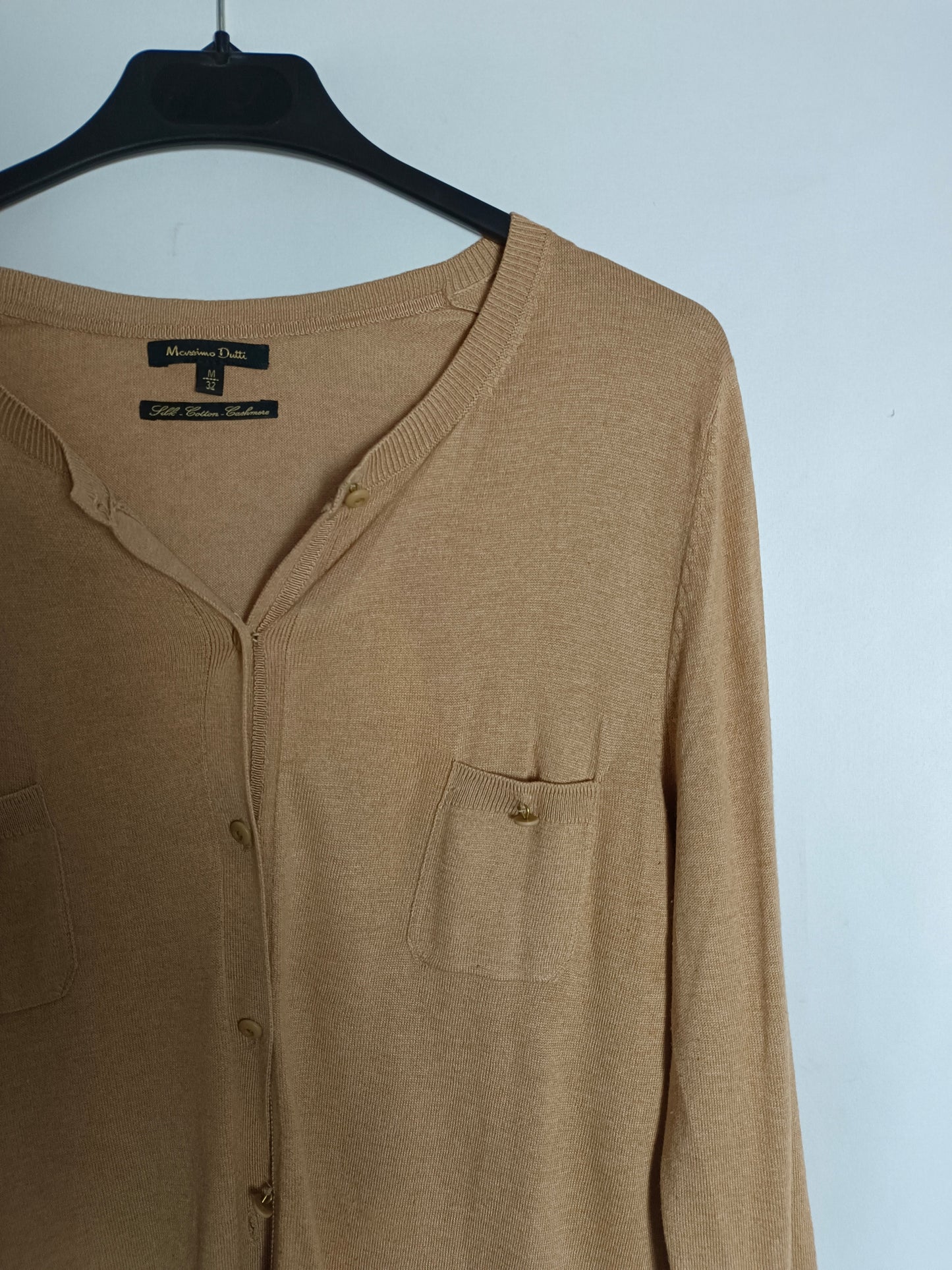 MASSIMO DUTTI. Rebeca abotonada beige T.m