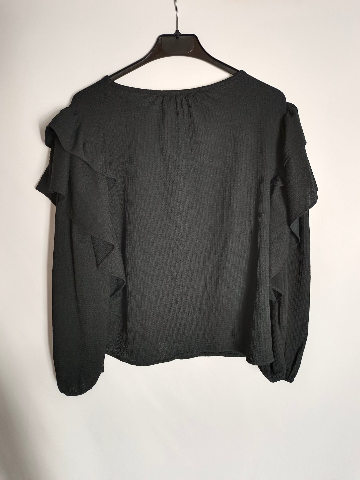 MANGO. Blusa negra volantes T.m