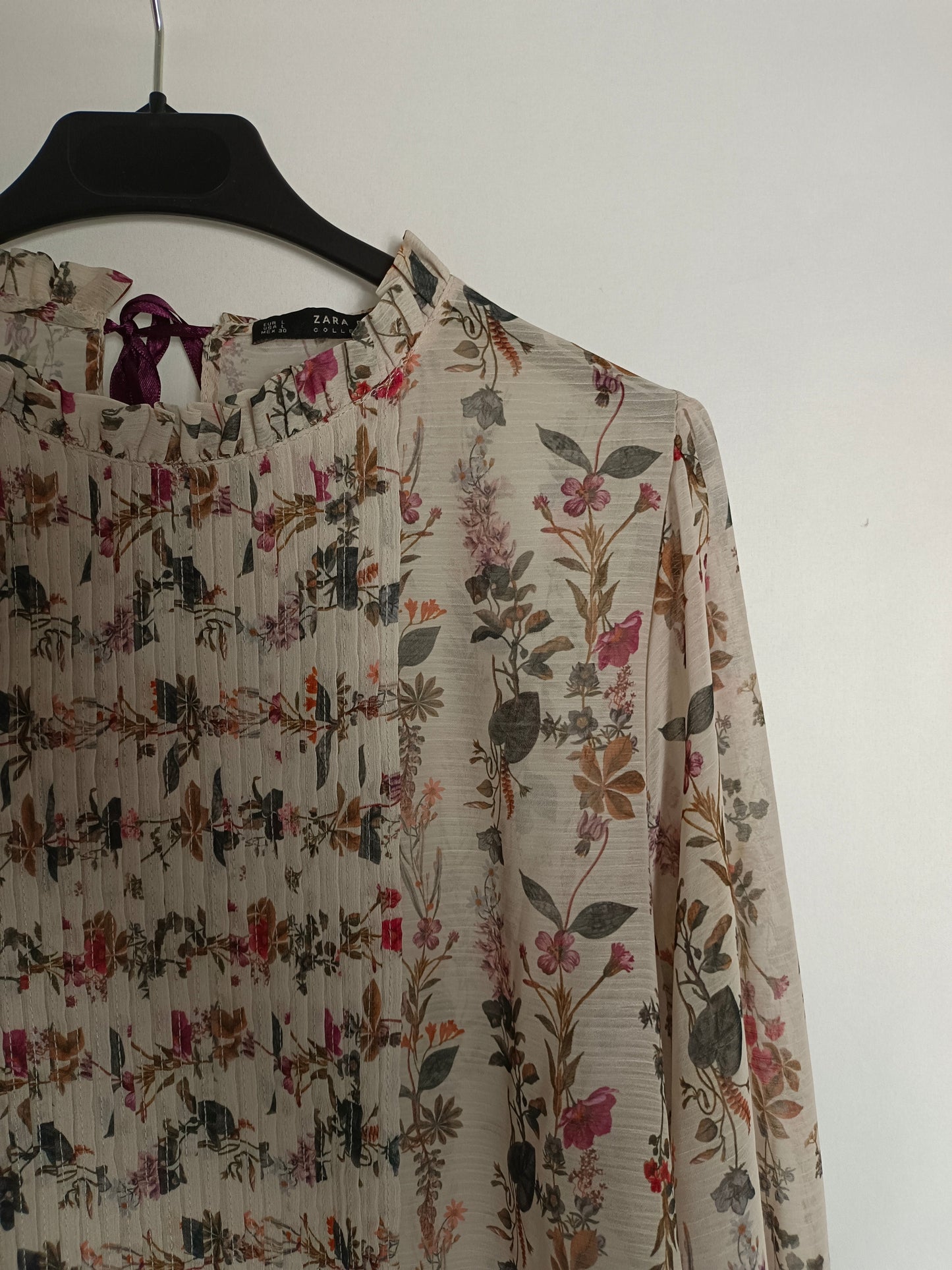 ZARA. Beige floral blouse Tl