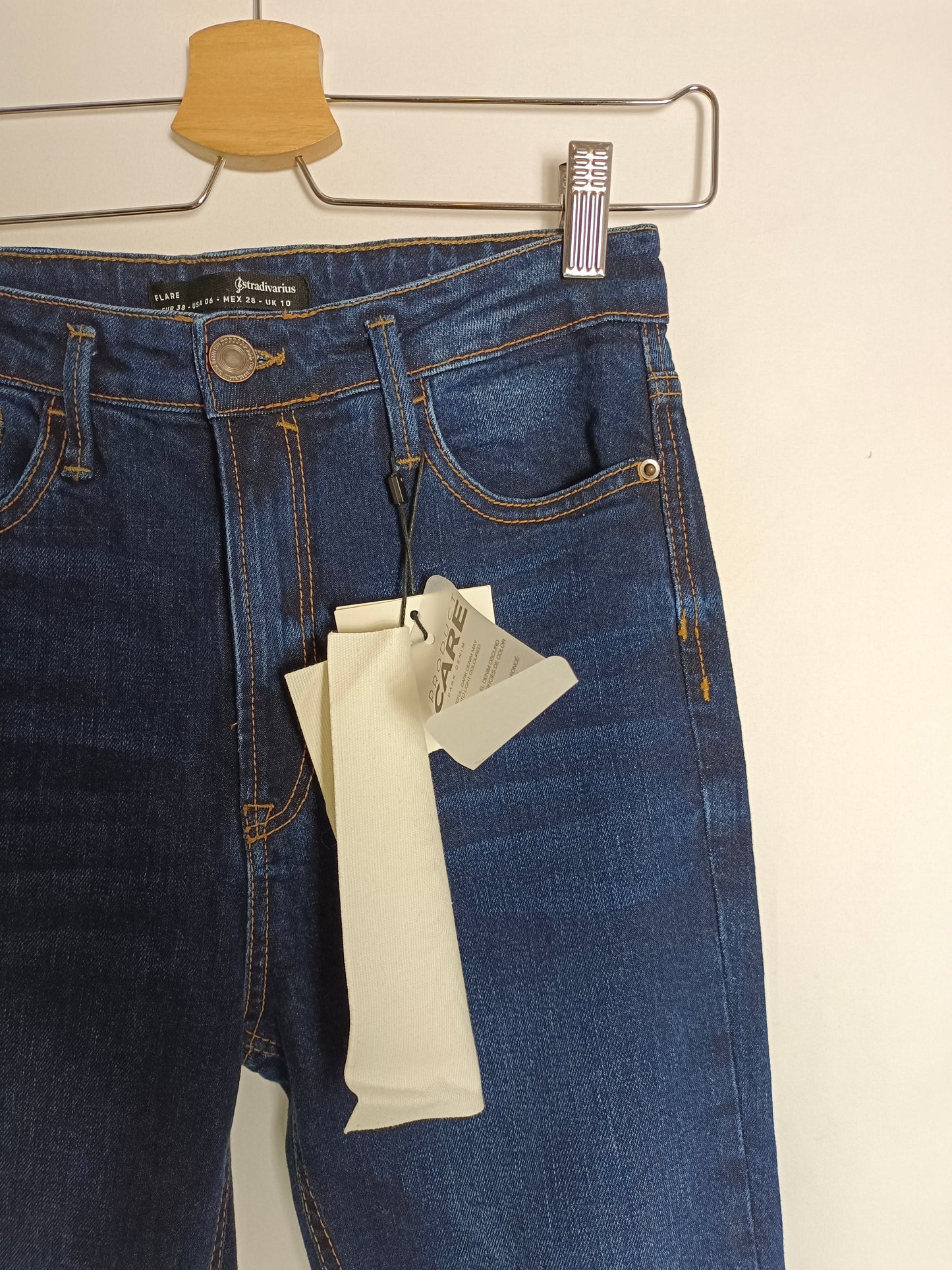 STRADIVARIUS. Pantalón campana oscuro T.38